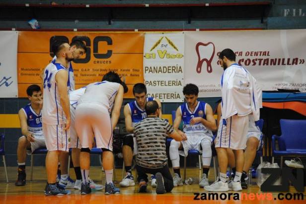 Ángel Castro da instrucciones en la visita a Innova Chef (imagen ZamoraNews)