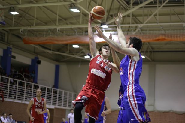 Penetración a canasta de Jon Peña. Imagen Sergio Cocho, en www.cdestela.com