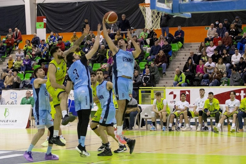 Estudiantes Lugo se llevó un importante triunfo en su visita al Óbila (Foto: Isabel García/Diario de Ávila)